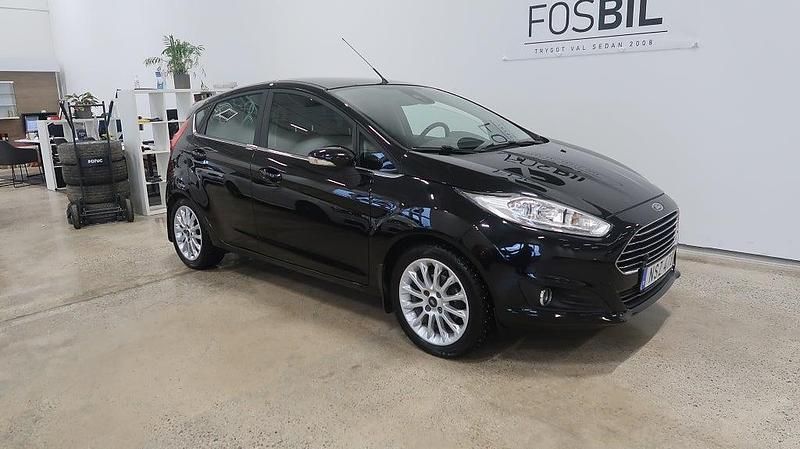 Svart Begagnad 2015 Ford Fiesta Halvkombi | 79 900 kr (Marknadspris) - Bild 1/3