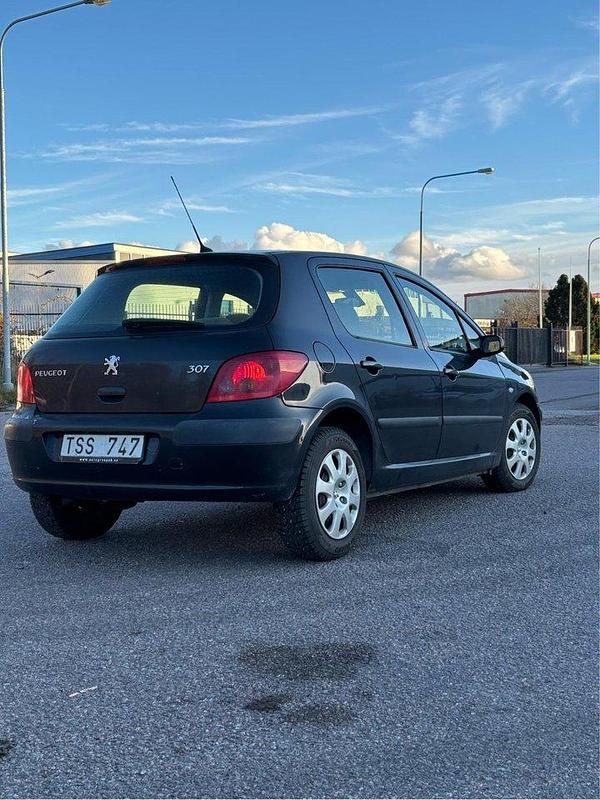 Svart Begagnad 2003 Peugeot 307 Halvkombi | 17 000 kr (Marknadspris) - Bild 1/4