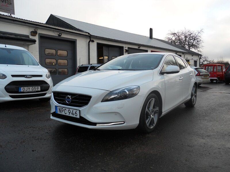 Vit Begagnad 2014 Volvo V40 Kombi | 149 500 kr (Lite dyr) - Bild 1/4