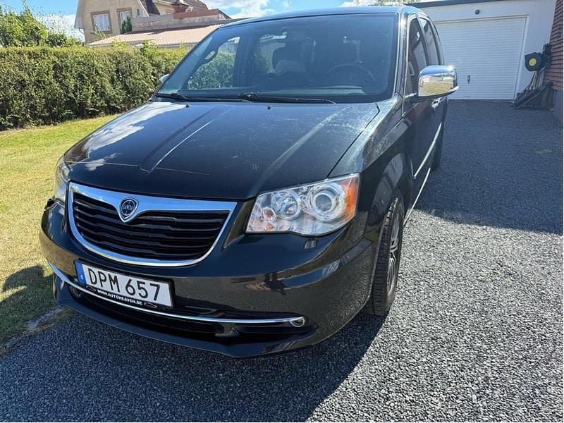 Svart Begagnad 2015 Lancia Voyager Minibuss | 115 000 kr (Bra pris) - Bild 1/4