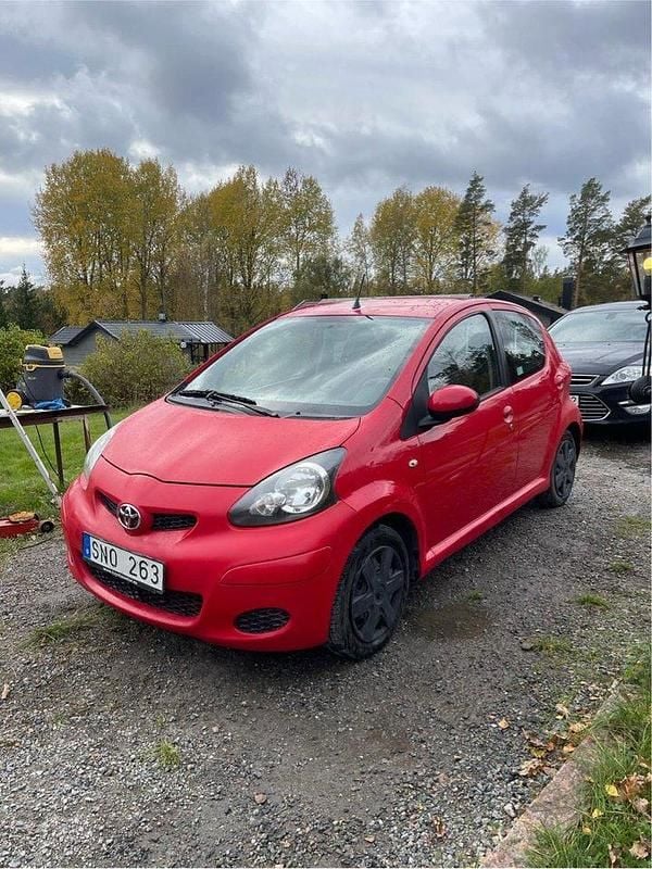 Röd Begagnad 2010 Toyota Aygo Halvkombi | 25 000 kr (Bra pris) - Bild 1/4