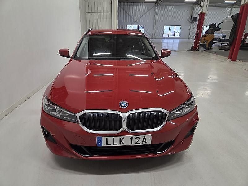 Begagnad BMW 330e 184 HK (135 kW) 2023 Röd Kombi