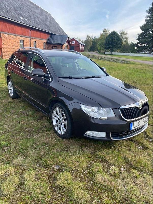Brun Begagnad 2012 Skoda Superb Elegance Kombi | 34 900 kr (Lite dyr) - Bild 1/4
