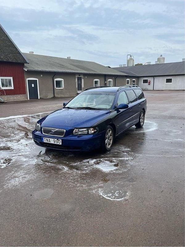 Blå Begagnad 2002 Volvo V70 Kombi | 12 000 kr (Lite dyr) - Bild 1/4