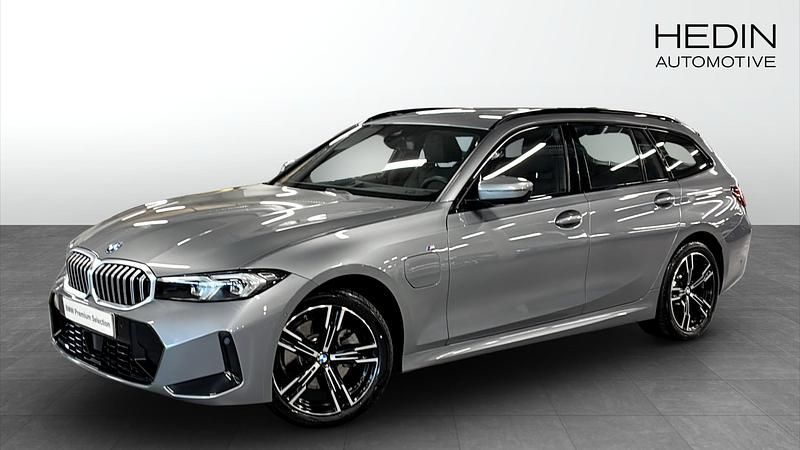 Grå (grey) Begagnad 2025 BMW 330e M Sport Kombi | 498 700 kr (Lite dyr) - Bild 1/4
