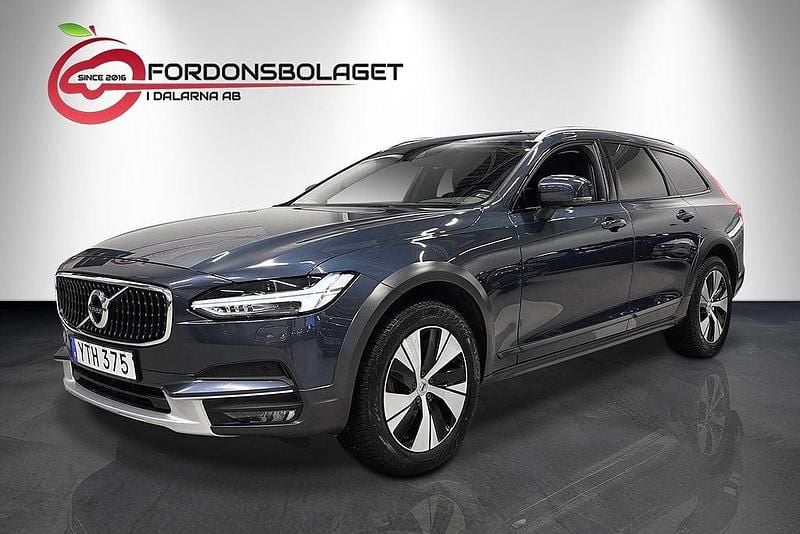Mörkblå Begagnad 2018 Volvo V90 CC Momentum Kombi | 239 800 kr (Marknadspris) - Bild 1/4