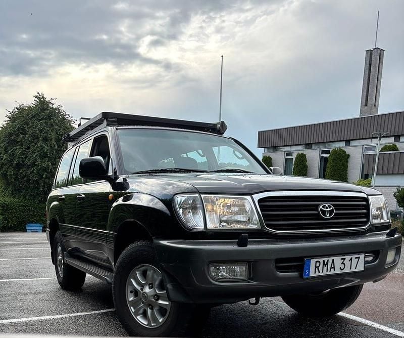 Begagnad Toyota Land Cruiser 235 HK (172 kW) 2000 Svart Sedan
