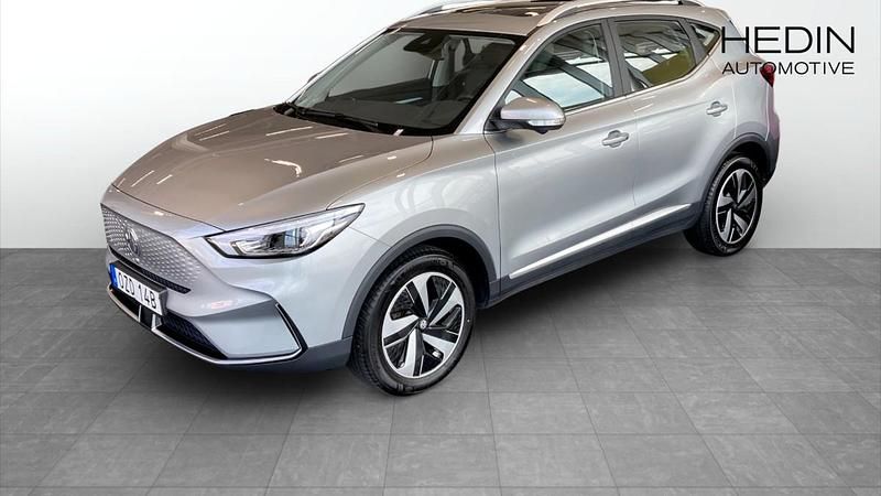 Grå (silver) Begagnad 2022 MG ZS Luxury Sedan | 249 900 kr (Bra pris) - Bild 1/4