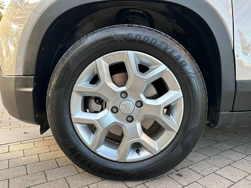 Begagnad Jeep Avenger Longitude 101 HK (74 kW) 2024 Grå SUV