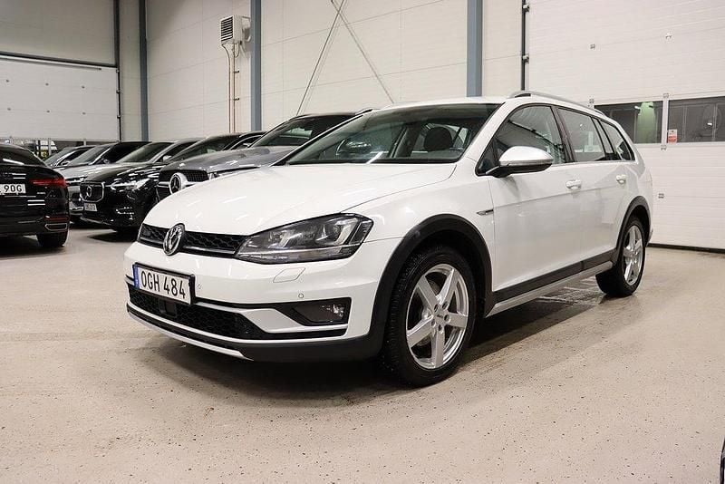 Vit Begagnad 2016 VW Golf Alltrack Kombi | 184 700 kr (Marknadspris) - Bild 1/4