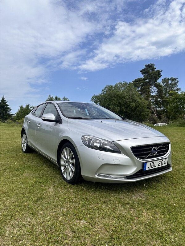 Silver Begagnad 2016 Volvo V40 Kinetic Kombi | 105 000 kr (Bra pris) - Bild 1/4