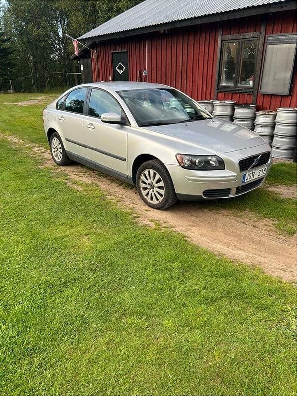 Grå Begagnad 2007 Volvo S40 Kinetic Sedan | 15 000 kr (Superpris) - Bild 1/3