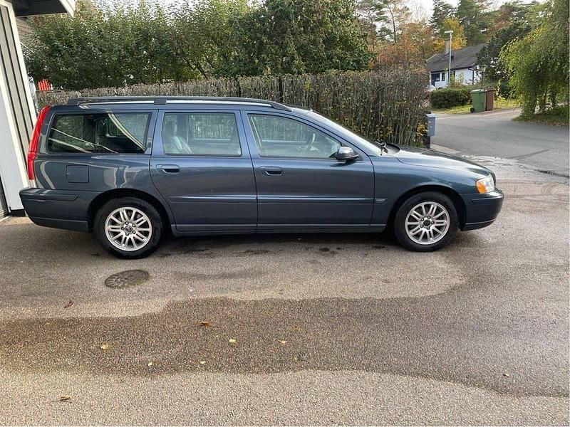 Blå Begagnad 2005 Volvo V70 Kinetic Kombi | 39 500 kr (Marknadspris) - Bild 1/4