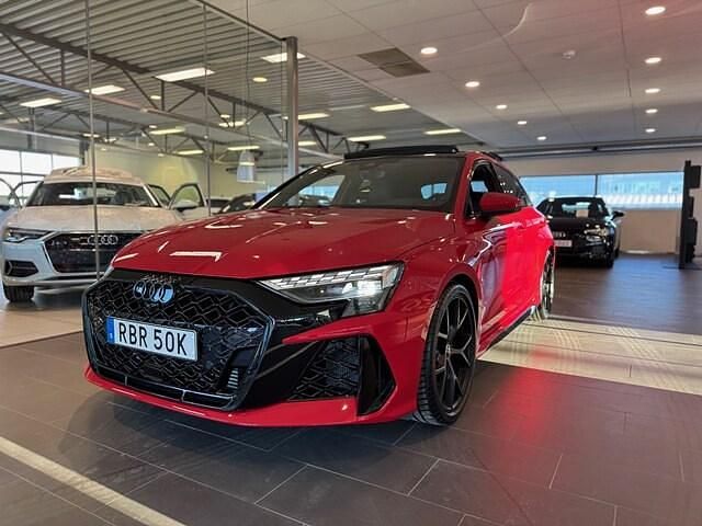 Progressivröd metallic Begagnad 2024 Audi RS3 Sportback Comfort Halvkombi | 699 000 kr (Bra pris) - Bild 1/4