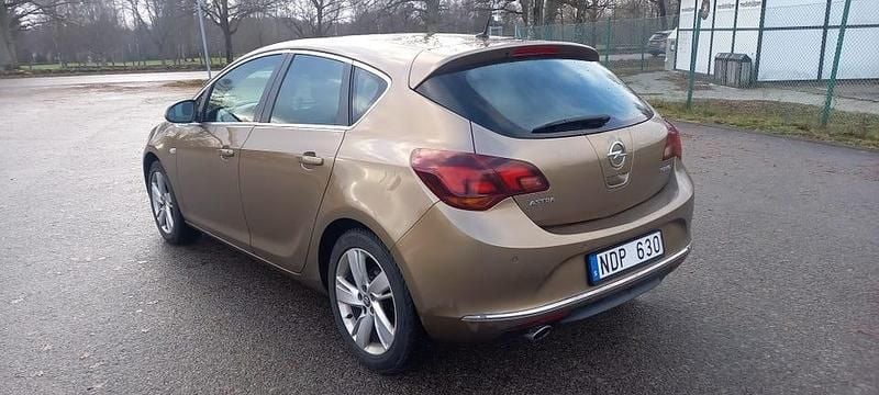 Begagnad Opel Astra 140 HK (102 kW) 2013 Halvkombi