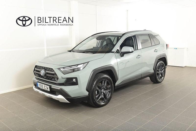 Grön (urban khaki) Begagnad 2024 Toyota RAV4 Hybrid SUV | 469 900 kr (Marknadspris) - Bild 1/4