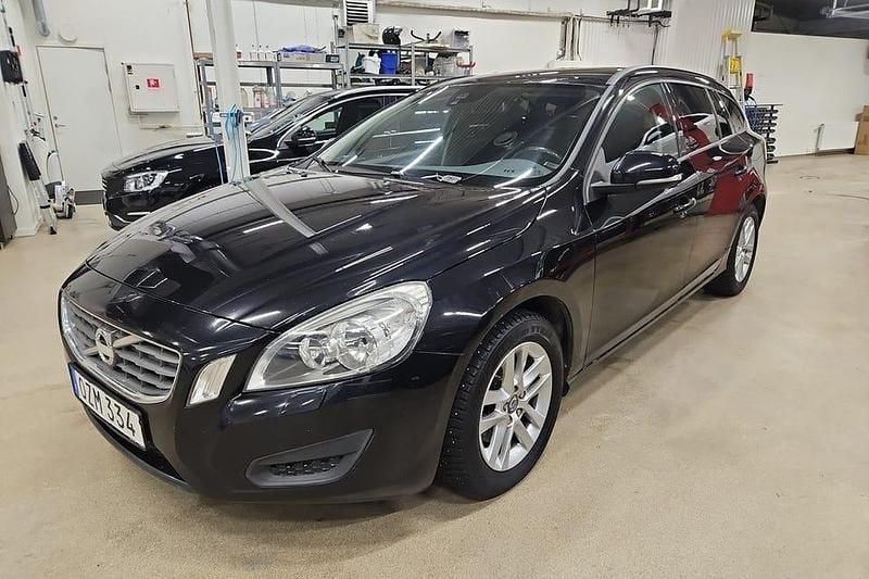 Svart Begagnad 2012 Volvo V60 Kinetic Kombi | 69 900 kr (Marknadspris) - Bild 1/4