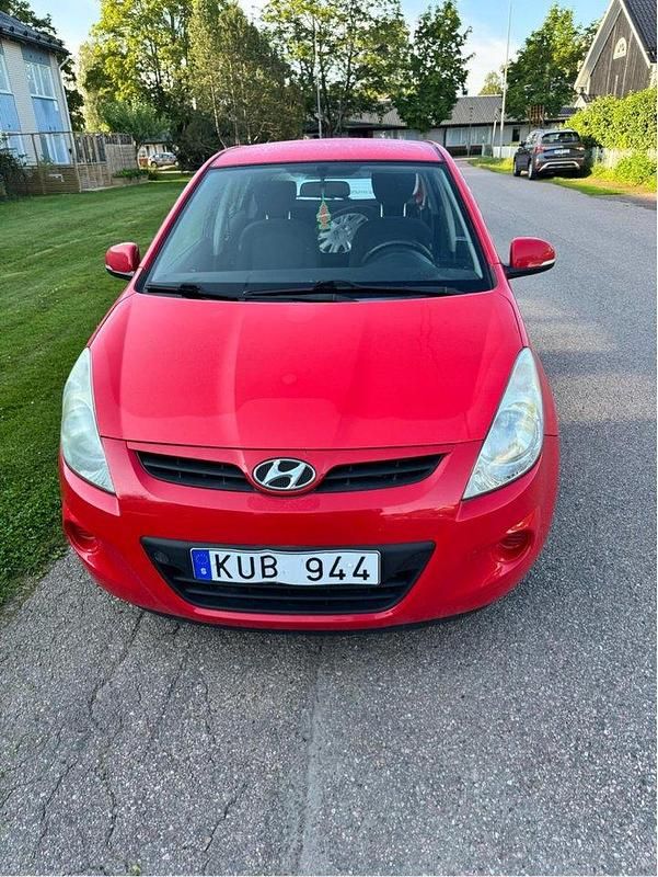Röd Begagnad 2011 Hyundai i20 Select Halvkombi | 42 000 kr (Bra pris) - Bild 1/4