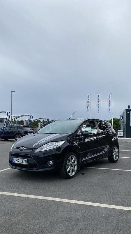 Svart Begagnad 2012 Ford Fiesta Titanium Halvkombi | 35 000 kr (Marknadspris) - Bild 1/4