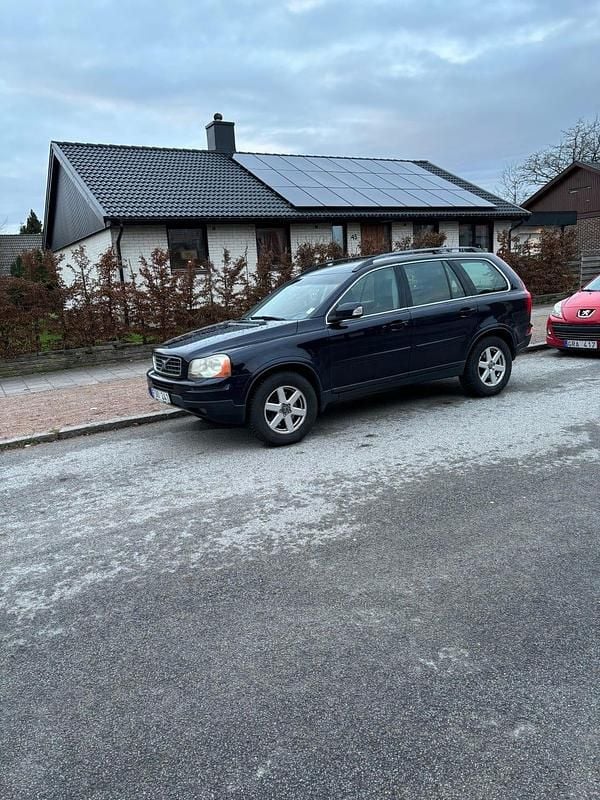 Mörkblå metallic Begagnad 2007 Volvo XC90 SUV | 62 900 kr (Dyr) - Bild 1/4