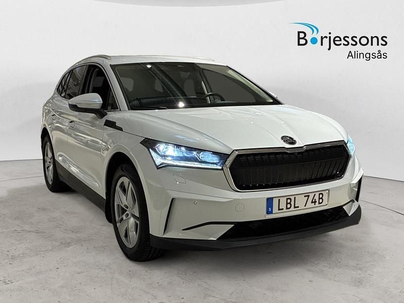 Vit Begagnad 2023 Skoda Enyaq iV SUV | 359 900 kr (Marknadspris) - Bild 1/4