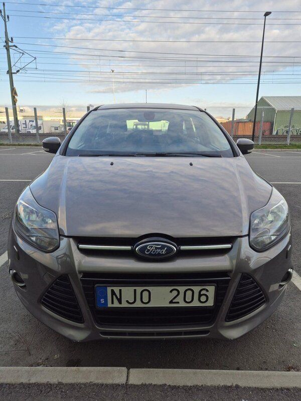 Brun Begagnad 2013 Ford Focus Titanium Kombi | 55 000 kr (Bra pris) - Bild 1/4