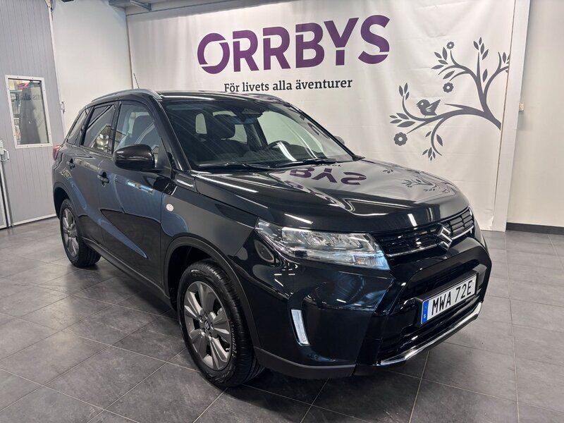 Svart (svart metallic) Ny 2024 Suzuki Vitara SUV | 299 900 kr (Marknadspris) - Bild 1/4