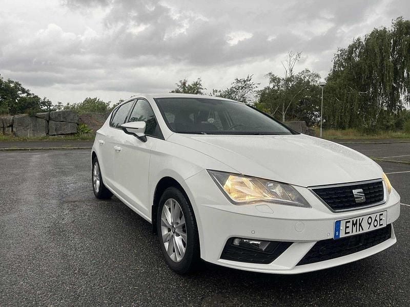 Vit Begagnad 2020 Seat Leon Style Halvkombi | 105 000 kr (Marknadspris) - Bild 1/4