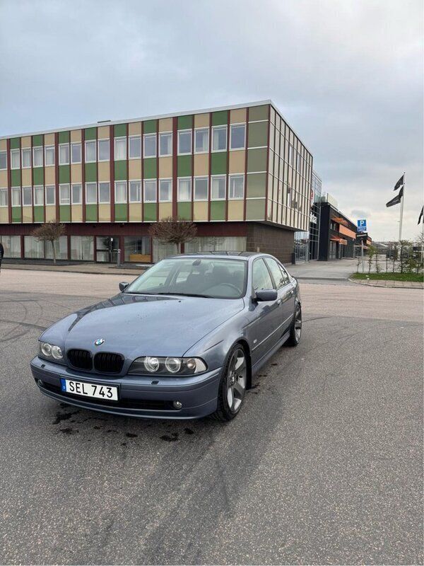 Begagnad 2001 BMW 520 Sedan | 64 999 kr - Bild 1/4