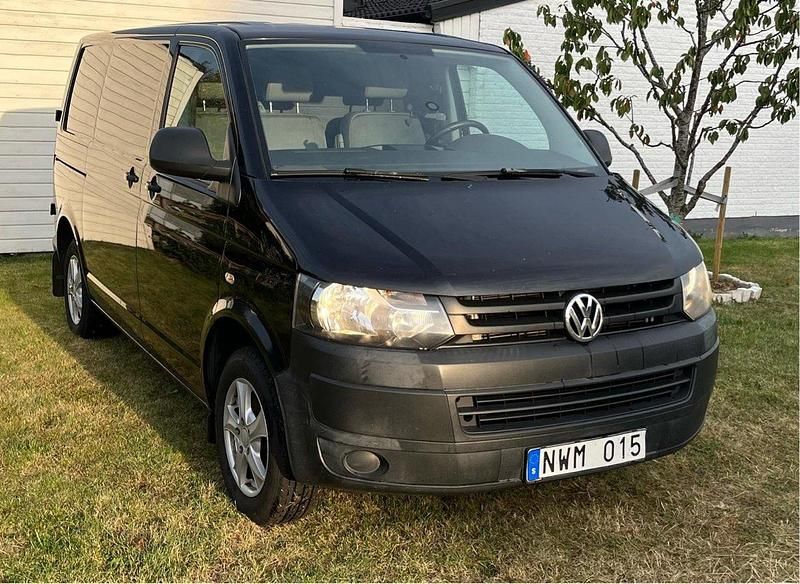 Svart Begagnad 2014 VW T5 Van | 98 000 kr (Marknadspris) - Bild 1/4
