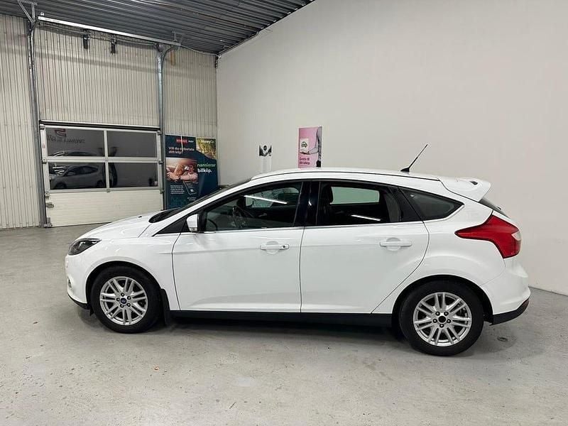 Begagnad Ford Focus Titanium 125 HK (91 kW) 2014 Vit Halvkombi