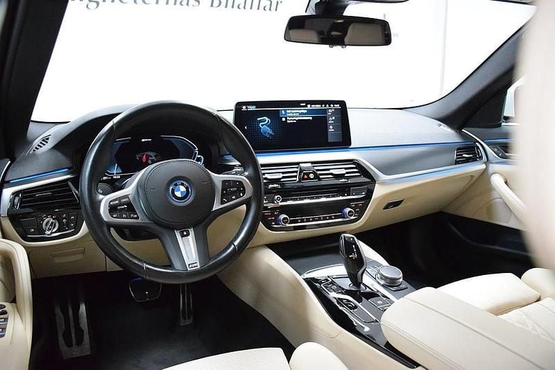 Begagnad BMW 530e M Sport 292 HK (214 kW) 2022 Alpine white Kombi
