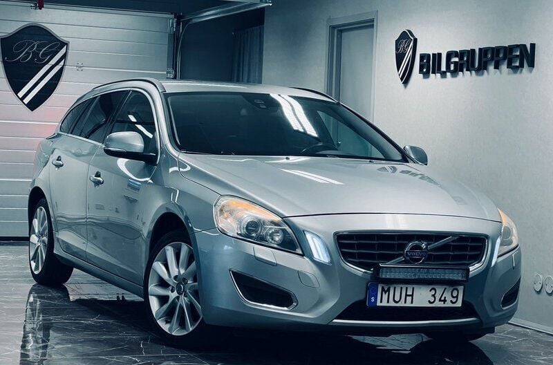 Silver Begagnad 2012 Volvo V60 Momentum Kombi | 89 000 kr (Marknadspris) - Bild 1/4