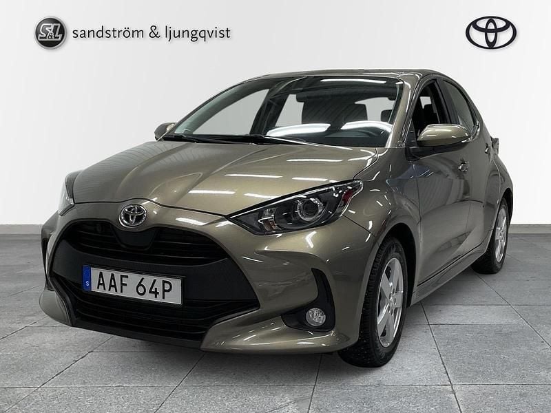 Grön Begagnad 2023 Toyota Yaris Hybrid | 229 000 kr (Superpris) - Bild 1/3