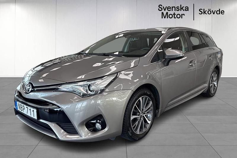 Brun Begagnad 2016 Toyota Avensis Active Kombi | 149 200 kr (Marknadspris) - Bild 1/4
