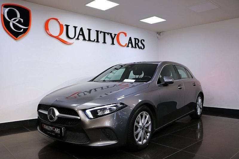 Mörkgrå (grå) Begagnad 2019 Mercedes A200 Halvkombi | 229 000 kr (Bra pris) - Bild 1/4