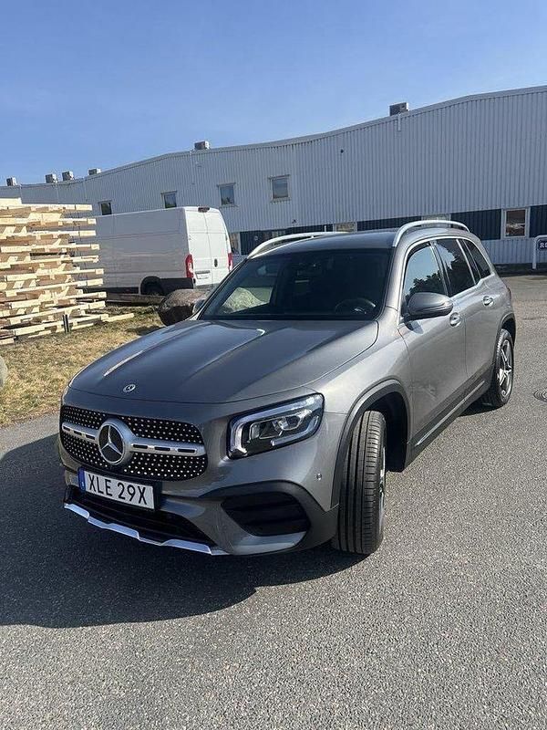 Grå Begagnad 2021 Mercedes GLB200 AMG SUV | 340 000 kr (Superpris) - Bild 1/1