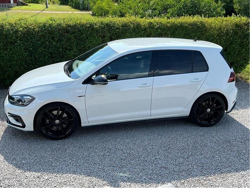 Vit Begagnad 2018 VW Golf VII R Halvkombi | 299 000 kr (Lite dyr) - Bild 1/4