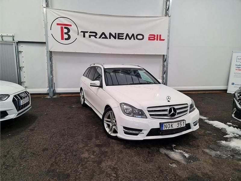 Vit Begagnad 2013 Mercedes C250 AMG Sedan | 139 900 kr (Dyr) - Bild 1/4