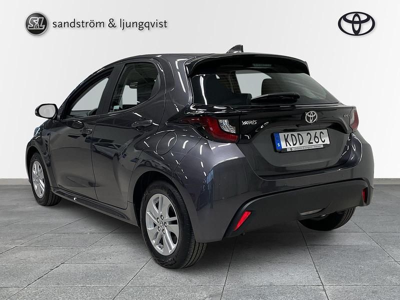 Begagnad Toyota Yaris Hybrid Active 117 HK (86 kW) 2024 Mörkgrå (grå) Halvkombi