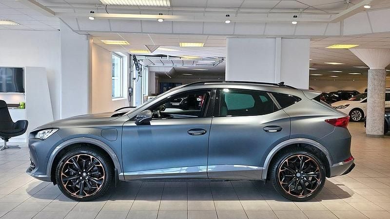 Grå Begagnad 2023 Cupra Formentor VZ SUV | 324 900 kr (Marknadspris) - Bild 1/4