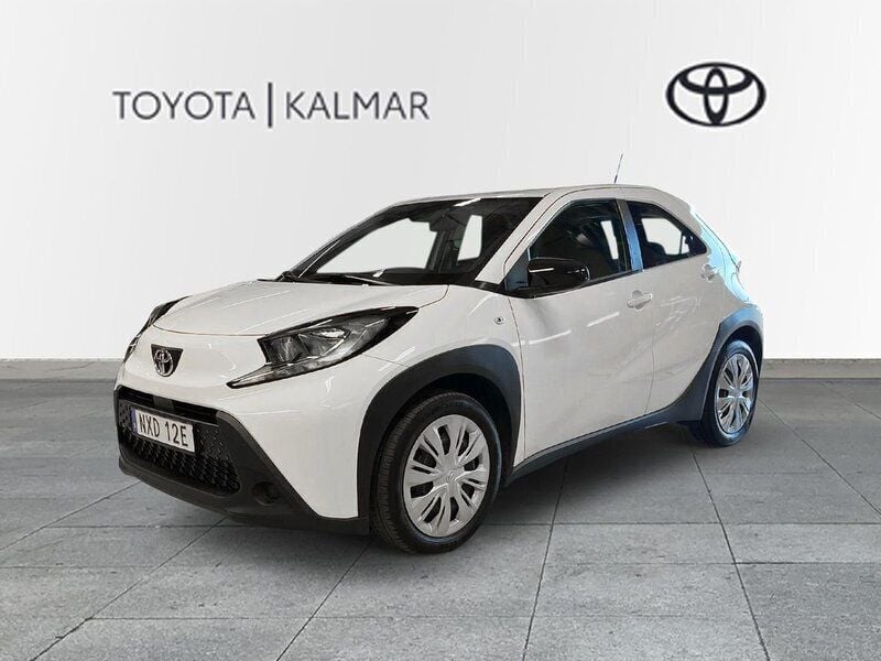 Vit Begagnad 2022 Toyota Aygo Play Halvkombi | 164 000 kr (Marknadspris) - Bild 1/3