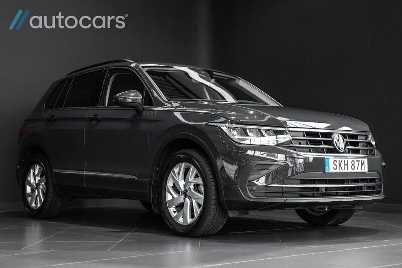 Grå Begagnad 2023 VW Tiguan SUV | 398 750 kr (Marknadspris) - Bild 1/4