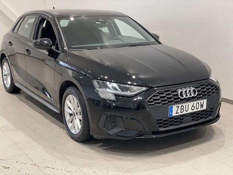 Brilliantsvart Begagnad 2023 Audi A3 Proline Sedan | 264 900 kr (Marknadspris) - Bild 1/4