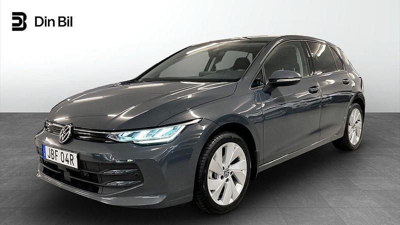 Mörkgrå (dolphin grey metallic) Begagnad 2025 VW Golf VIII Life Kombi | 304 900 kr (Bra pris) - Bild 1/4