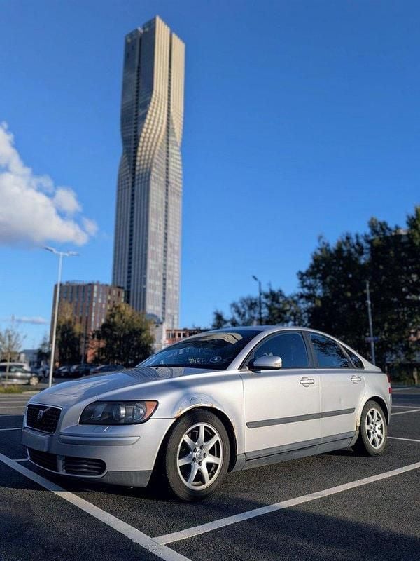 Grå Begagnad 2004 Volvo S40 Sedan | 8 000 kr (Marknadspris) - Bild 1/4