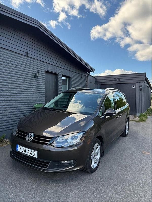 Brun Begagnad 2017 VW Sharan Minibuss | 139 900 kr (Superpris) - Bild 1/4