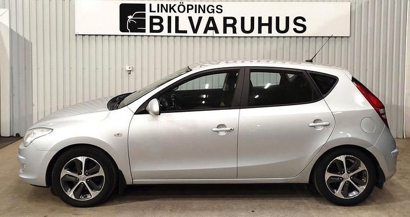 Silver Begagnad 2007 Hyundai i30 Halvkombi | 64 900 kr (Lite dyr) - Bild 1/4