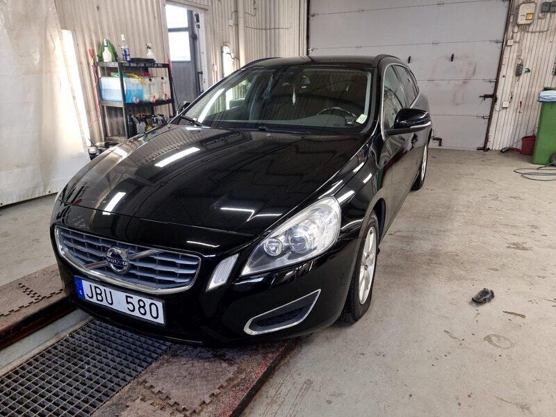 Svart Begagnad 2012 Volvo V60 Momentum Kombi | 89 000 kr (Bra pris) - Bild 1/4
