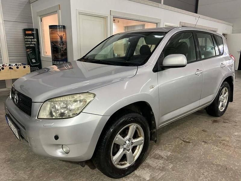 Silver Begagnad 2006 Toyota RAV4 SUV | 49 900 kr (Marknadspris) - Bild 1/4